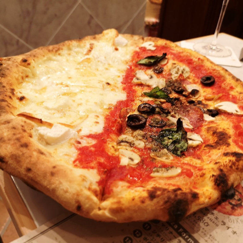 6種類のチーズのピッツァとポポロのメタメタ(ピッツェリア・アッソ・ダ・ヤマグチ 中崎町店)