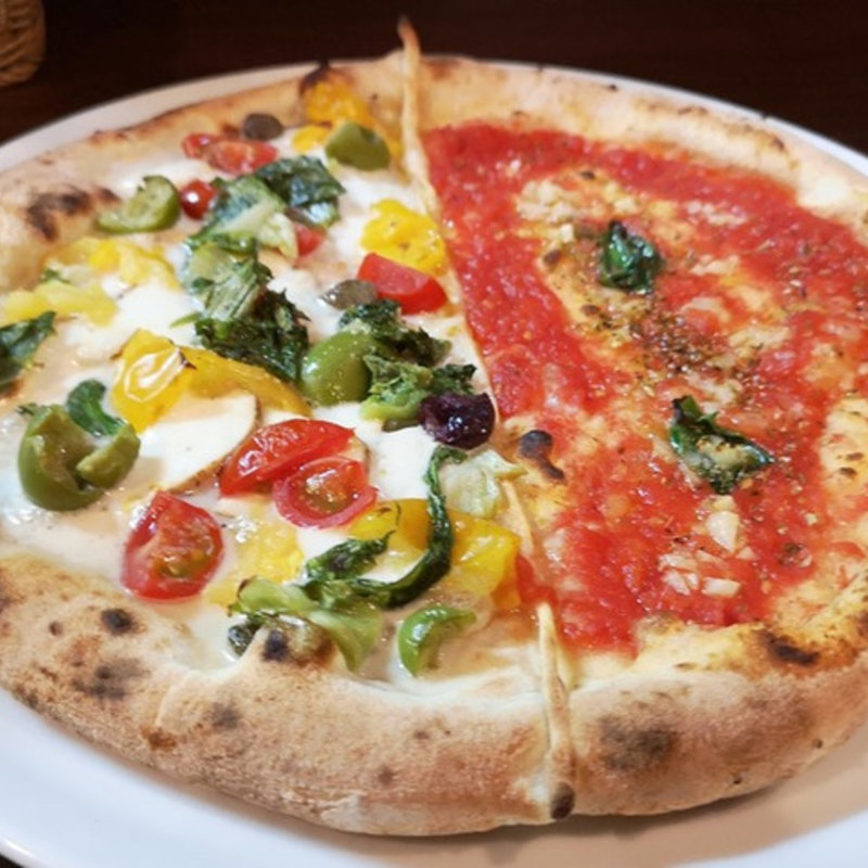 マリナーラとナポリ野菜スカローラのピッツァのハーフ＆ハーフ(ダ ユウキ)