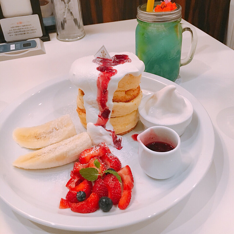 トリプルベリーパンケーキ(Butter)