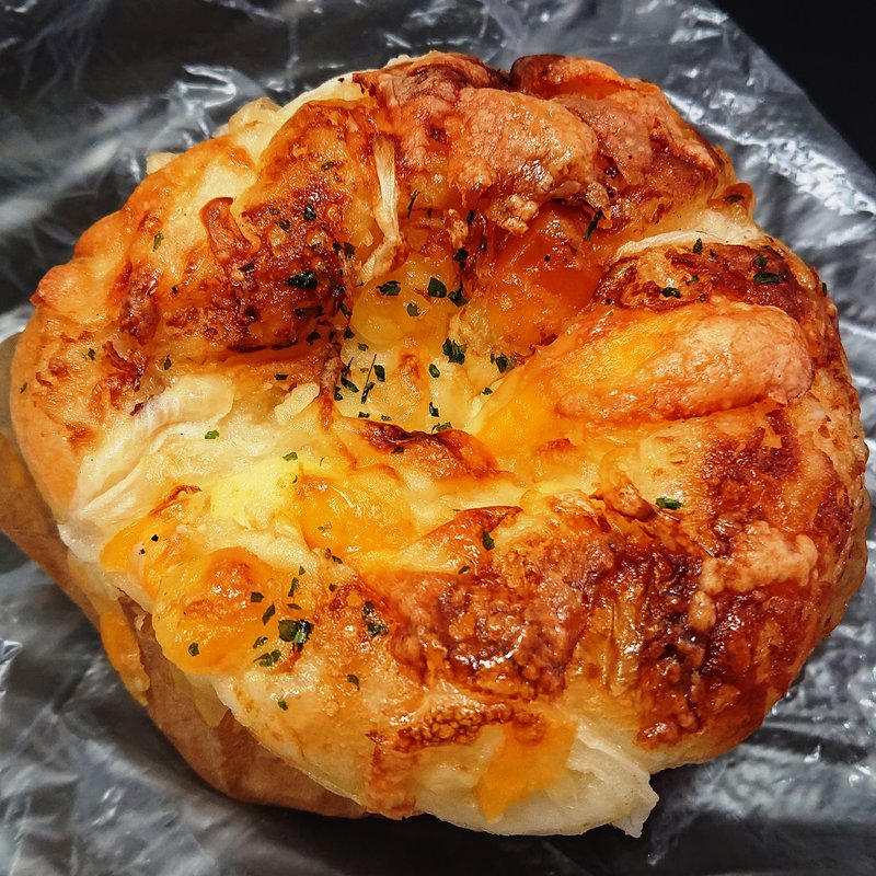 オニオンチーズブレッド(石窯パン工房 サンメリー 八王子みなみ野店)