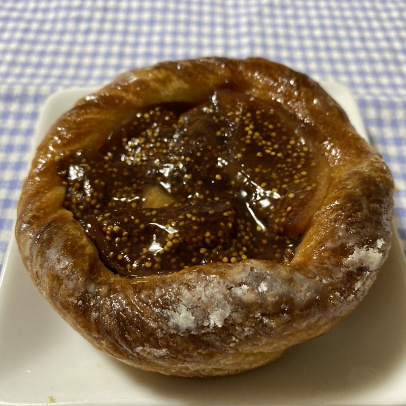 赤ワイン煮白いちぢくとくるみのデニッシュ(パン・ド・ハッシュ)