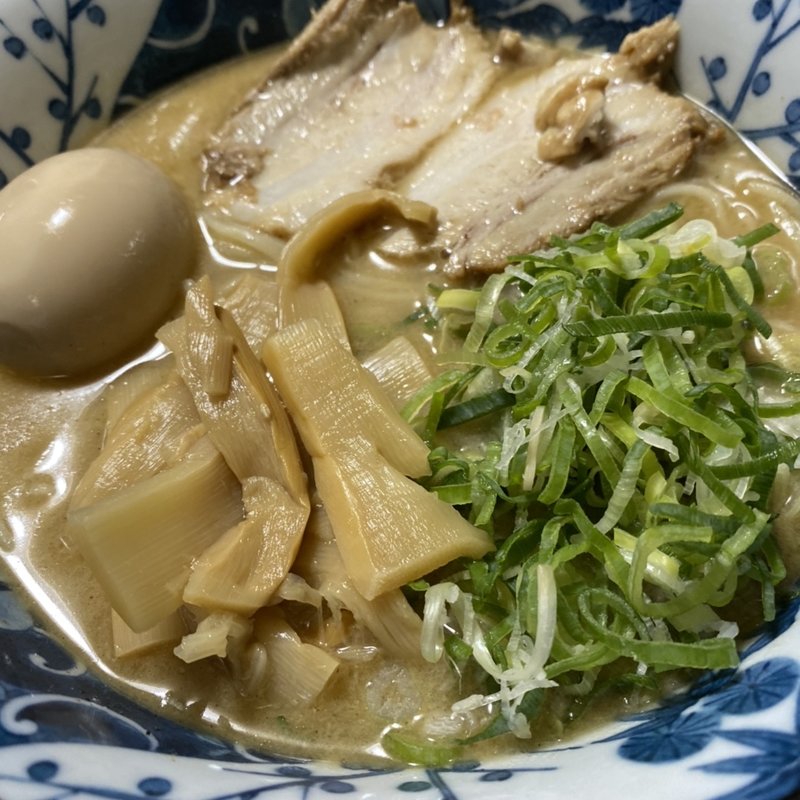 煮干しとんこつ(別邸三く 豚骨らーめん真真（マシーン）)