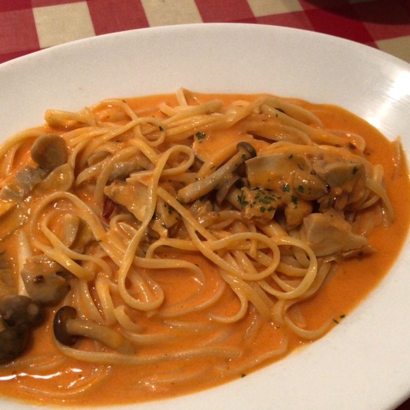 チキンときのこの辛味トマトクリームソース(サラダ付き)(Farina)