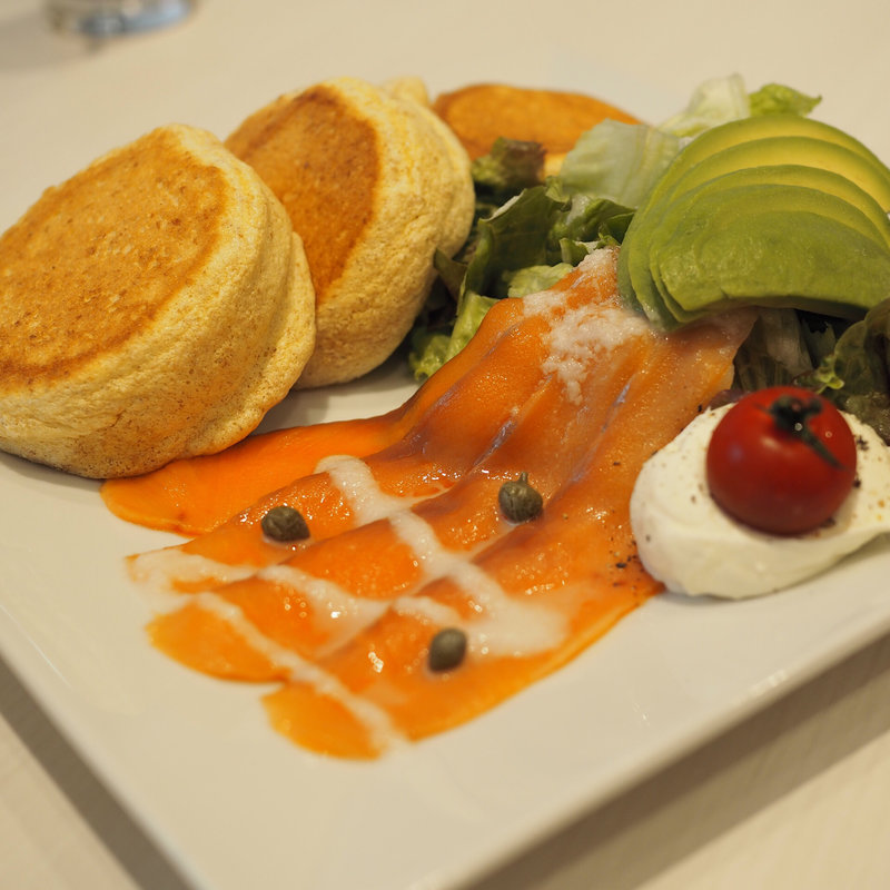 サーモンとアボカドのチーズムースパンケーキ(幸せのパンケーキ 梅田店)