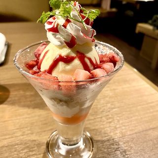 苺と白玉の桜ヨーグルトパフェ(あぶりや 梅田店)