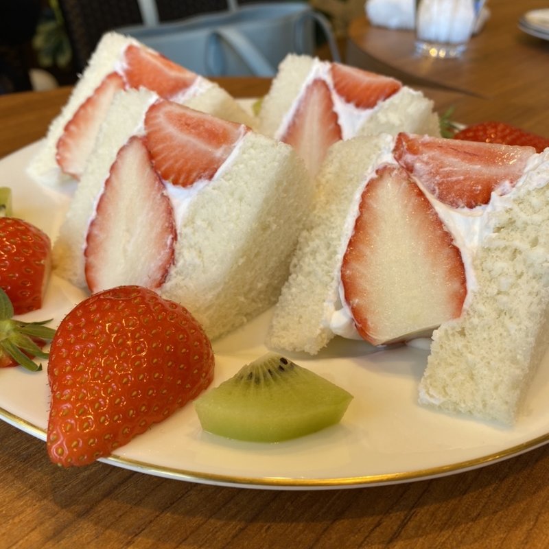 季節のフルーツサンド(café SabuHiro)