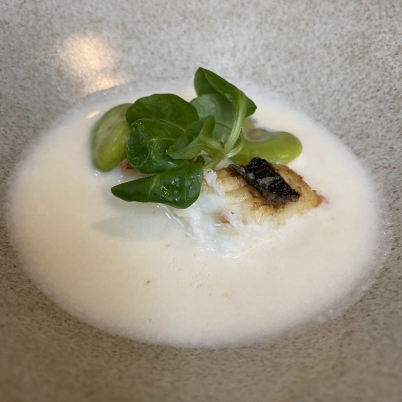 新玉ねぎのズッパ スズキのソテーを添えて(レストラン・ピウ)