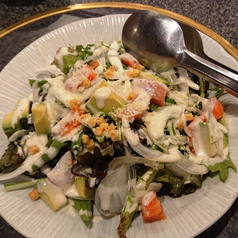 サーモンとアボカドのシーザーサラダ(けいの家 八王子みなみ野店)