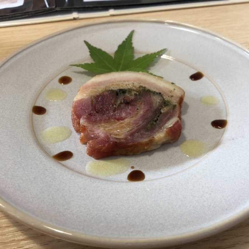 豚バラ肉のポルケッタ(ゴールデンラビットビール)