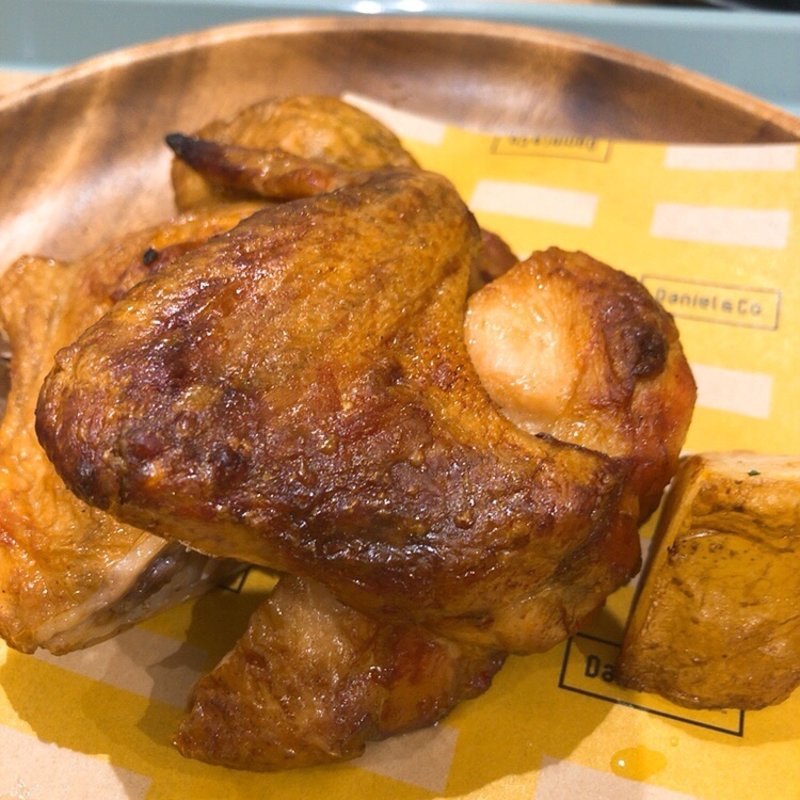 クォーターチキンとローストポテト(Daniel &Co.)