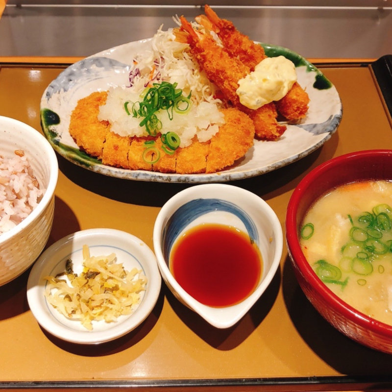 ロースとんかつとエビフライの定食(やよい軒 京阪守口店)