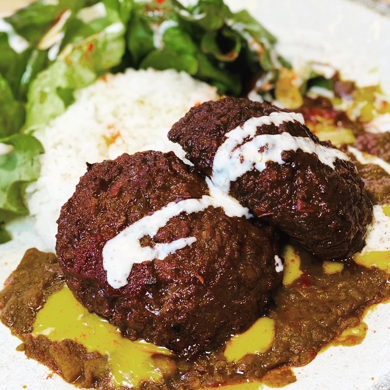 スパイシーカレーのハンバーグトッピング(アラベスク舎オチャバ)