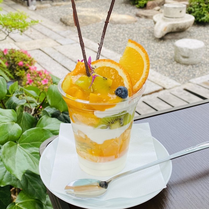 トロピカルパフェ(夜パフェ&カフェ ウノ)