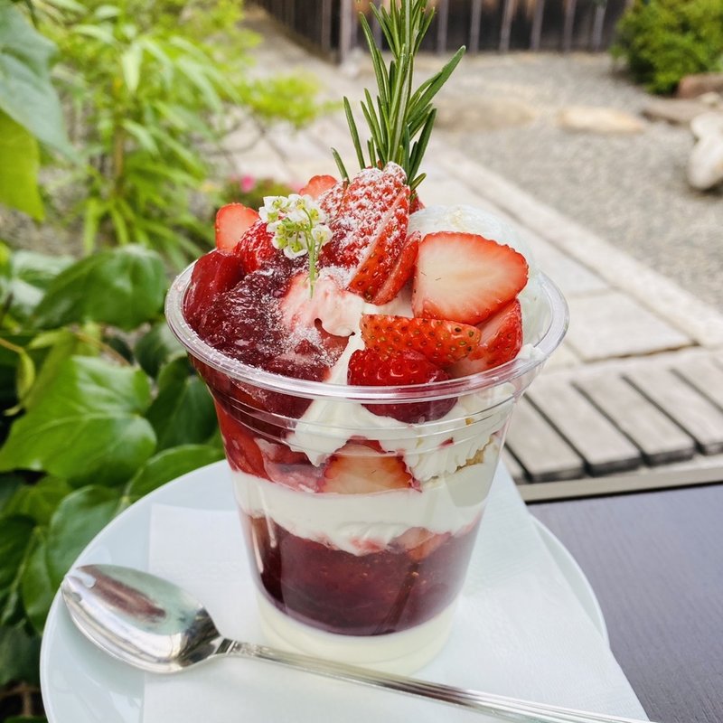 いちごパフェ(夜パフェ&カフェ ウノ)