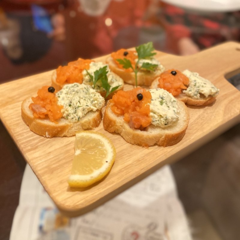 サーモンとクリームチーズのブルスケッタ(個室 肉バルVS魚バル DESIGN FOOD MARKET 名古屋駅店)