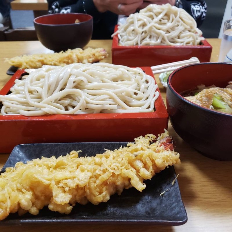 冷や肉大盛り揚げ落ち海老天乗せの汁別(角萬梅島店)