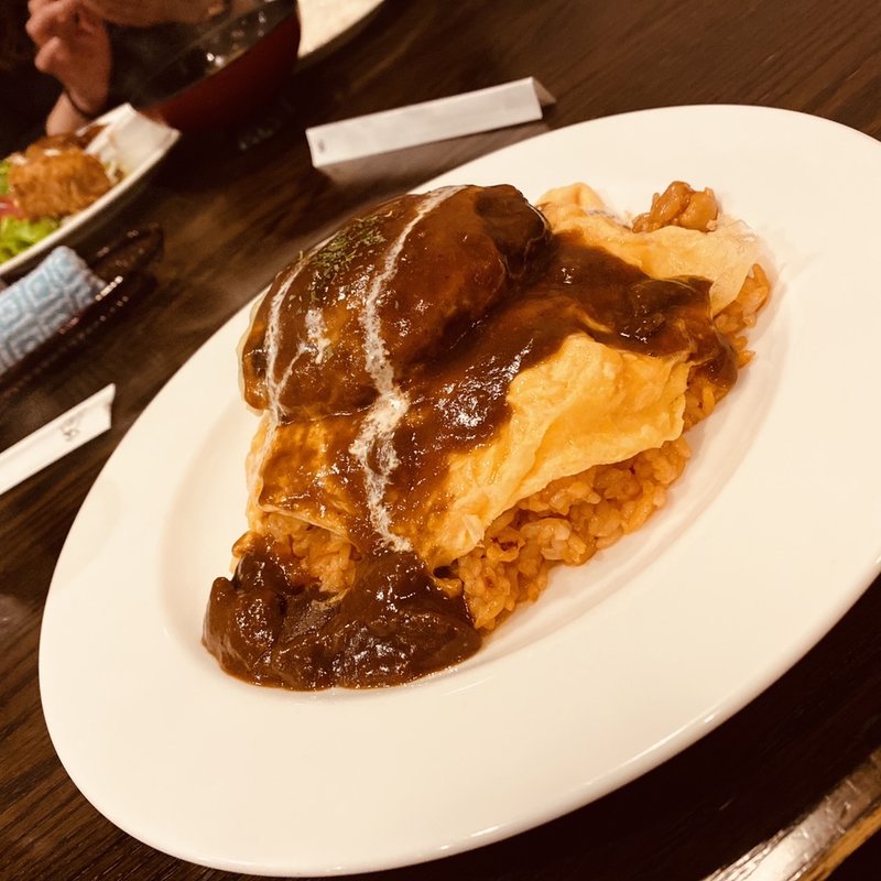 とろーりチーズと手作りハンバーグデミグラスオムライス(ぼんじゅうる )