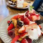 苺のフレンチトースト(pancake cafe mahalo 藍住店 （パンケーキカフェ マハロ）)