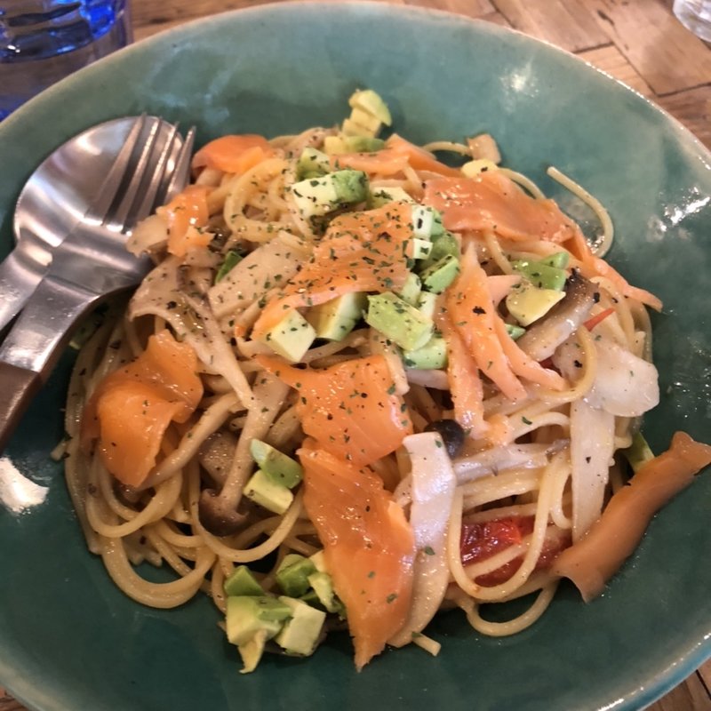 サーモンとアボカド のパスタ(SLＯW FARM)