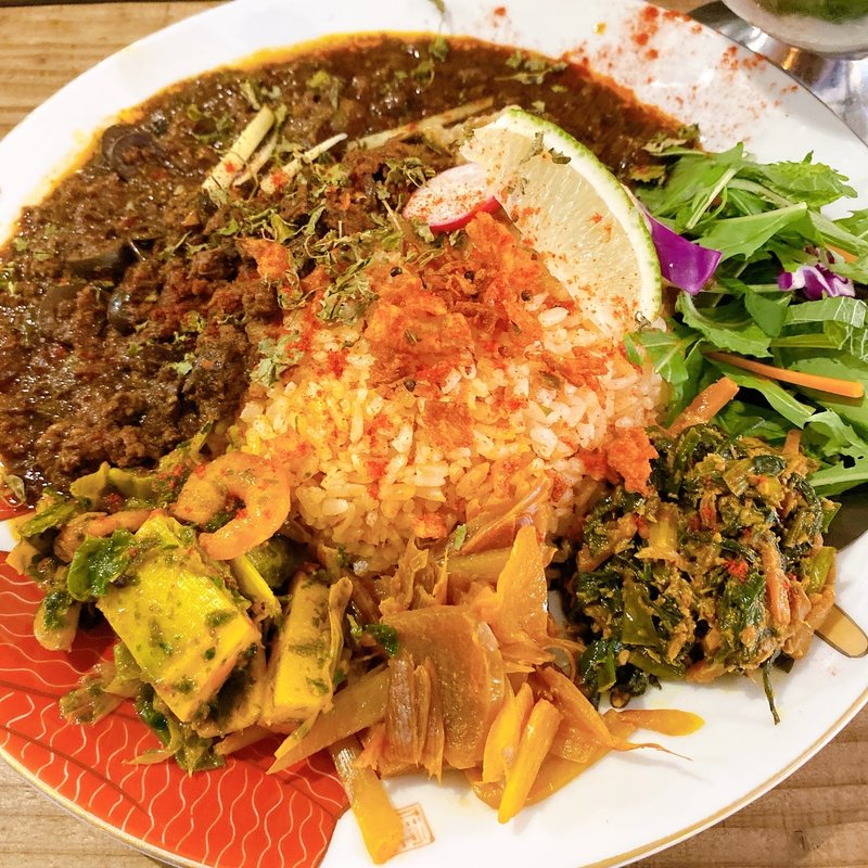 セロリとオリーブの黒ジャークマトンキーマ(大衆スパイス酒場 ニューヤスダヤ)