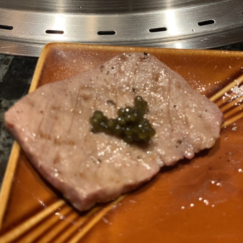 松坂牛のタンのキャビア添え(東京焼肉一頭や　COREDO室町テラス店)