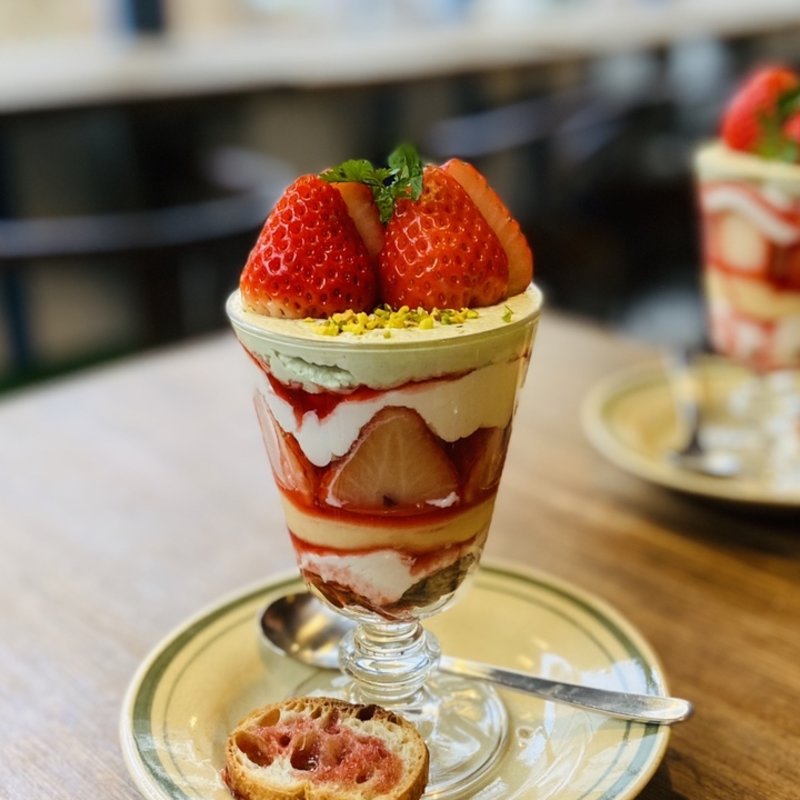 いちごとピスタチオのパフェ(海と坂と)