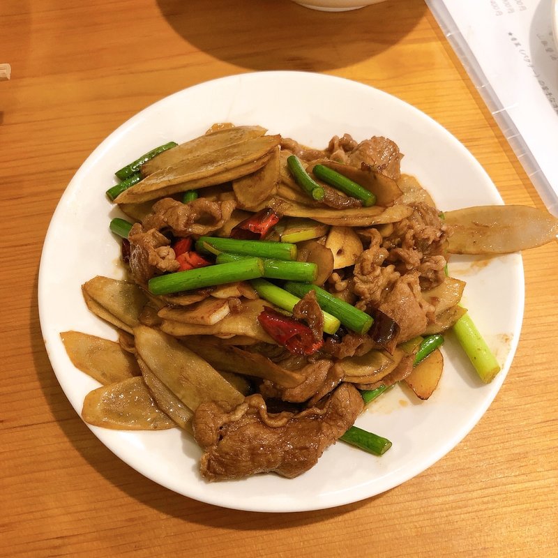 ニンニクの芽とゴボウのラム肉炒め(羊香味坊)