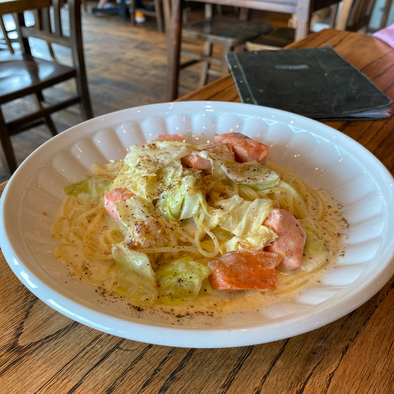 キャベツとサーモンのマスタードクリームパスタ(ソボカイ食堂)