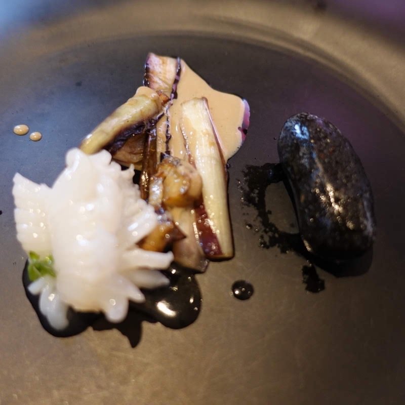 スミイカとタルティーボとイカ墨ソーセージ(Ushimaru)