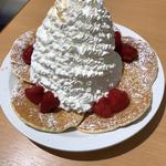 ストロベリーホイップクリームとマカデミアナッツパンケーキ(Eggs 'n Things 横浜山下公園店)