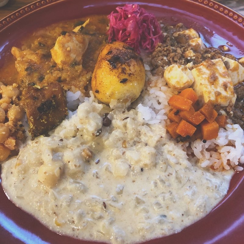 コリアンダーチキン、小柱明太子のミルキーマ、ラム麻婆豆腐カレーの3種盛り(BON'S Curauneru)