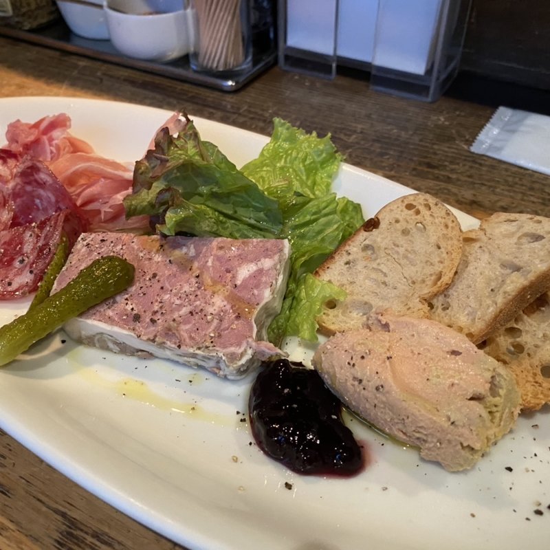 吉田豚の前菜三種盛り （ロースハム、リエット、田舎風パテ）(ヴァンピックル 銀座 （vinpicoeur）)