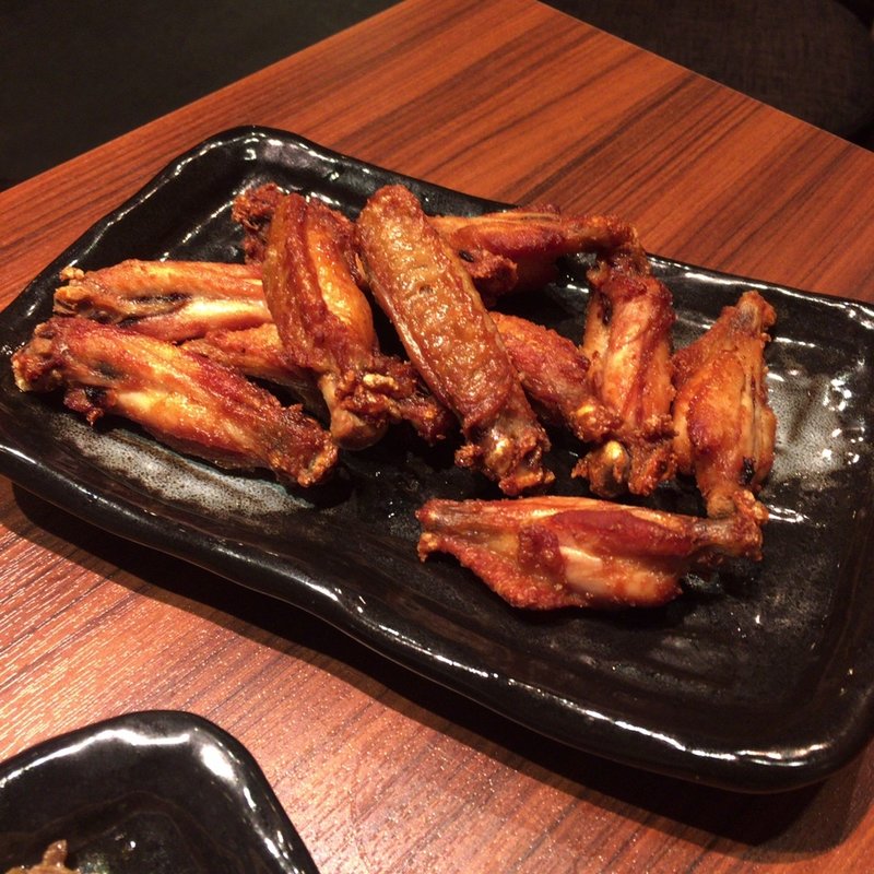 伝説の手羽唐 10個プラス2個サービス(水炊き・焼鳥・鶏餃子 とりいちず 赤羽東口駅前店)