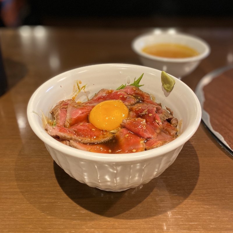 黒毛和牛ローストビーフ丼(とびきり焼肉　英　はなぶさ （ハナブサ）)