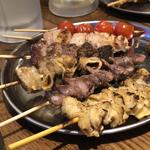 焼鳥、やきとん盛合せ