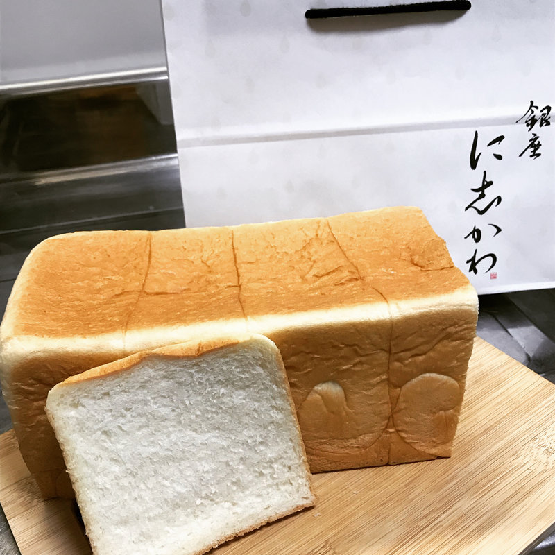 水にこだわる高級食パン(銀座に志かわ　自由が丘店)