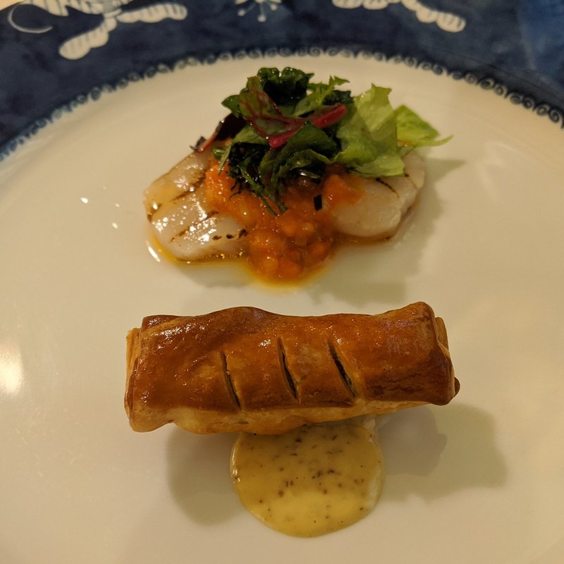 帆立貝の網焼き　ラタトゥイユ風ソース　ツブ貝の小さなパイ包み焼き　粒マスタード風味(横濱元町霧笛楼)