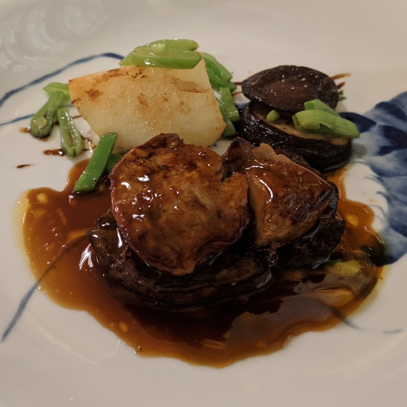 国産・牛フィレ肉のステーキ　フォアグラ乗せ　黒胡椒ソース　ポテト椎茸のオーブン焼き　ブルギニョン風(横濱元町霧笛楼)