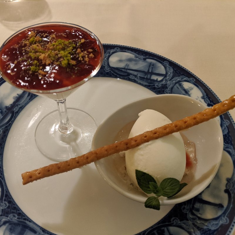 旬の枇杷のフレッシュコンポートとそのジュレ　牛乳のソルベ　杏仁の風味　アメリカンチェリーのコンフィチュールとココナツのババロア仕立て(横濱元町霧笛楼)