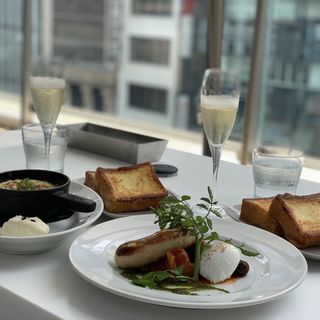 自家製ソーセージとカポナータ ポーチドエッグ添え(マーサーブランチ ギンザテラス)