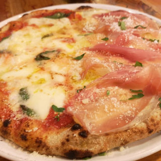旬のタケノコと生ハムを使ったピッツァと定番マルゲリータのメタメタ(ピッツェリア パーレンテッシ)