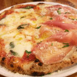 旬のタケノコと生ハムを使ったピッツァと定番マルゲリータのメタメタ(ピッツェリア パーレンテッシ)