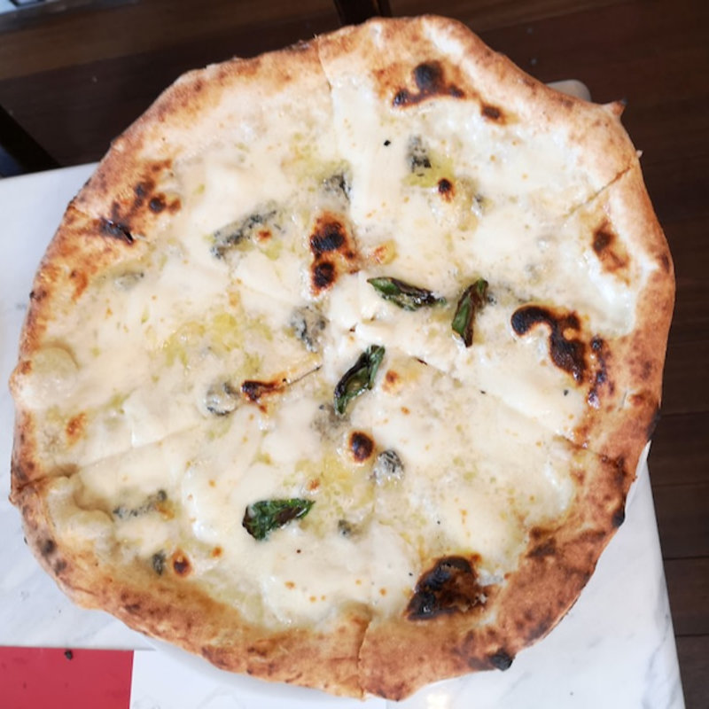 クアトロフォルマッジ（4種類のチーズ）にみかんの蜂蜜添え(ペルテ)