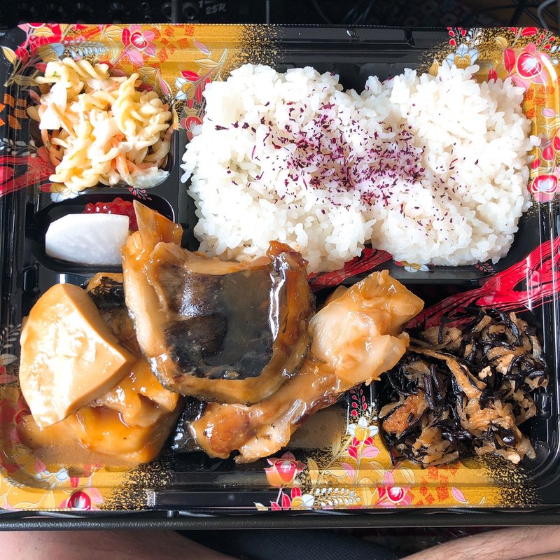 銀鱈の煮付け弁当(魚貝 ののぶ)