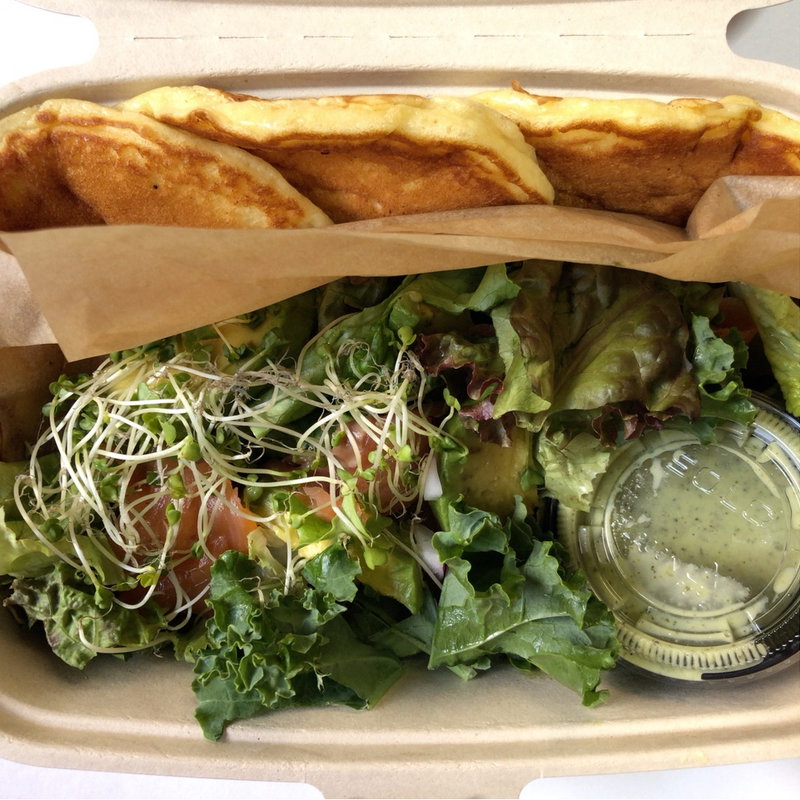 アボカドとサーモンのパンケーキ(J.S. PANCAKE CAFE マークイズみなとみらい店)