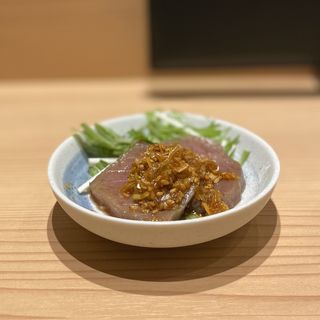 お通し(まぐろのチャーシュー)(旬魚とおばんざい 彩り)