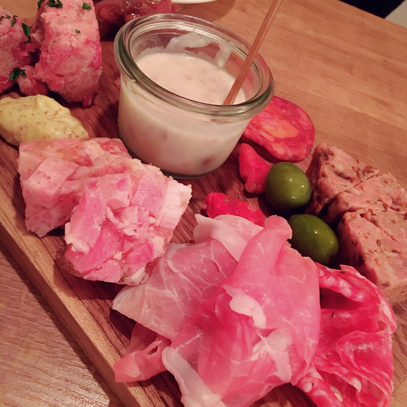 お肉屋さんのシャルキュトリー盛り合わせ(ワインの酒場。DiPUNTO ディプント 桜橋店)