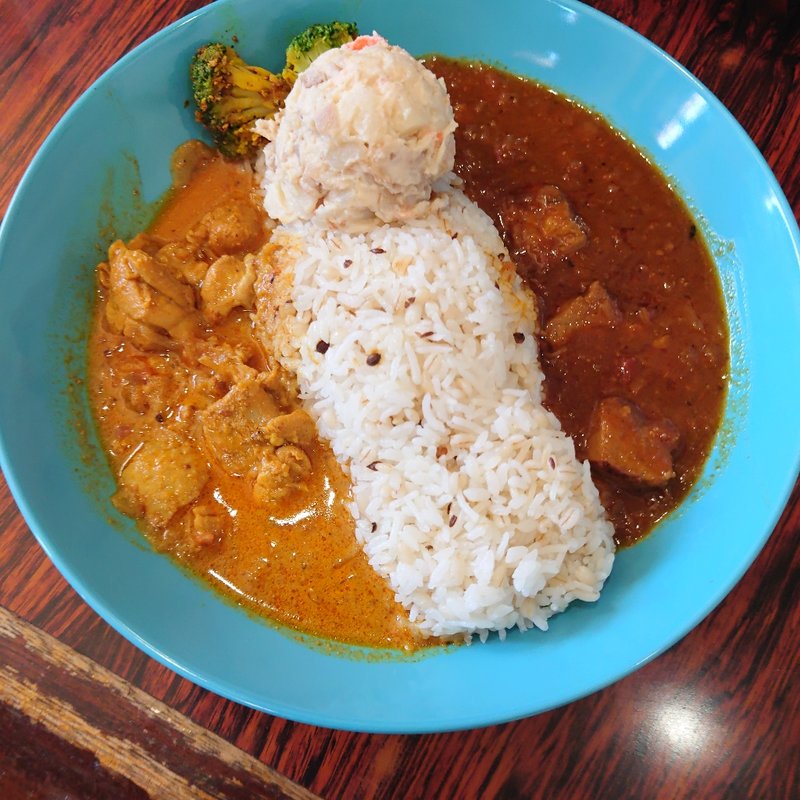 チキン&ポークの合いがけ大盛　トリプルスモーキーポテサラトッピング(曲がり角の間借りカレー春日部の良ちゃん)