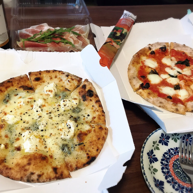 テイクアウトピザと生ハム(ポッツォーリ )