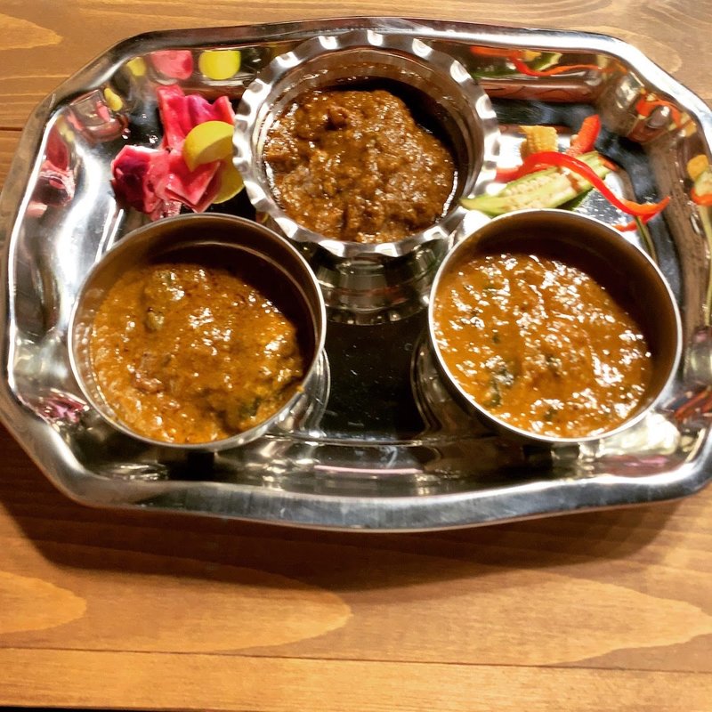 エビ・チキン・フィッシュ3種盛りカレー(大盛り)(カーリーカリー)
